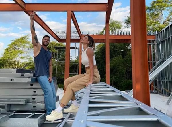 Mari Gonzalez e Jonas Sulzbach nas obras da casa.(Imagem:Reprodução/Instagram)
