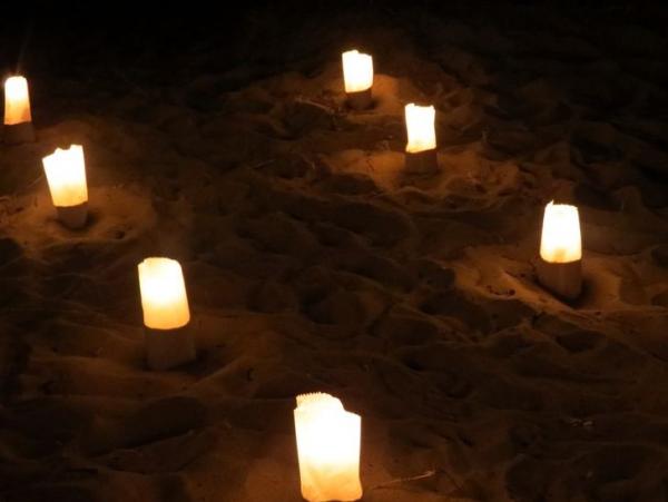 Velas na areia(Imagem:Divulgação)