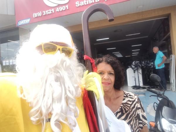 Repórter Amarelinho se veste de Papai Noel para manter viva a magia do Natal em Floriano.(Imagem:FlorianoNews)