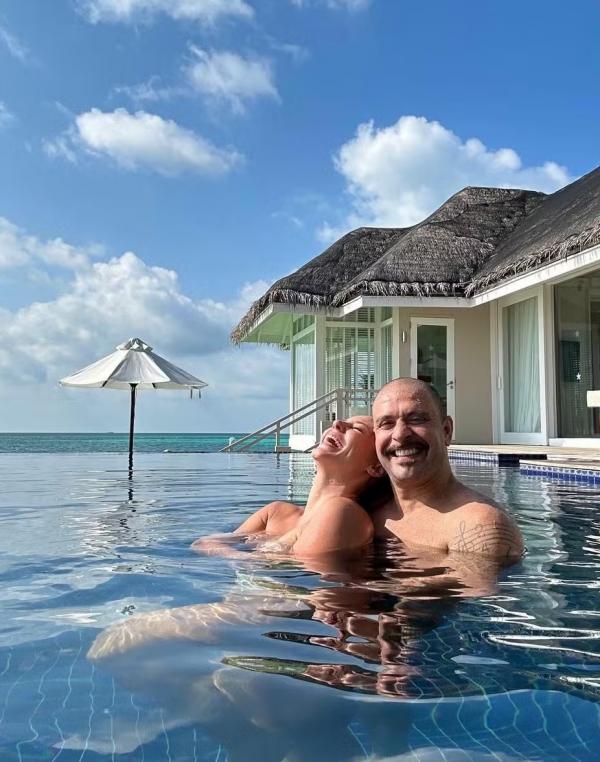 Paolla Oliveira e Diogo Nogueira na piscina.(Imagem:Instagram)