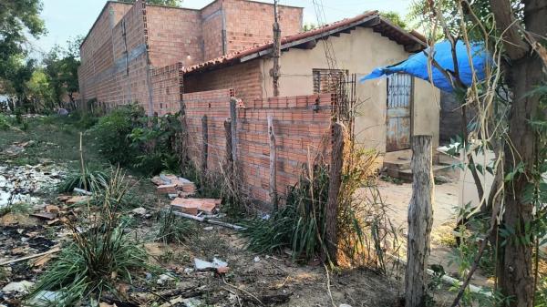 Muro que a criança subiu e despencou.(Imagem:Emerson Moraes/TV Clube)