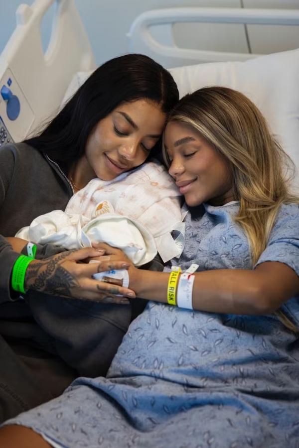 Filha de Ludmilla e Brunna Gonçalves aparece no colo das mães pela primeira vez.(Imagem:Nathalia Schumacher)