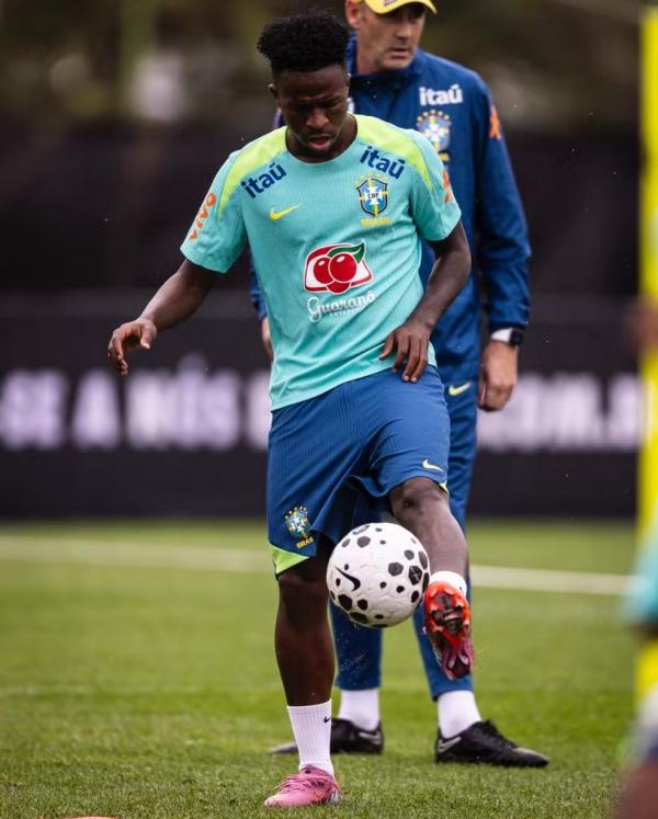 Vini Jr. no treinamento da Seleção Brasileira.(Imagem:Léo Sguaçabia)