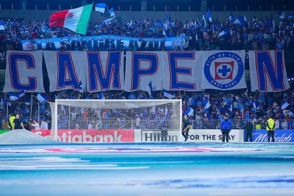Torcida do Cruz Azul na final da Liga dos Campeões da Concacaf.(Imagem:Mauricio Salas/Jam Media/Getty Images)