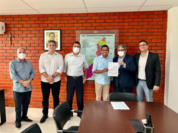 Dr. Francisco comemora assinatura de convênio para construir Maternidade e ampliar o HTN de Floriano.(Imagem:Divulgação)