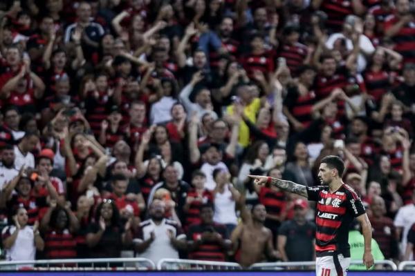 Para vocês: Arrascaeta comemora o seu gol com a torcida no Maraca.(Imagem:Gilvan de Souza / Flamengo)
