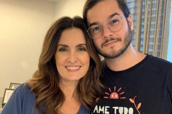 Túlio Gadêlha, 33, namorado de Fátima Bernardes, 58, revelou nas redes sociais que descobriu estar doente no momento em que levava a apresentadora ao hospital para cuidar da saúde.(Imagem:Reprodução)