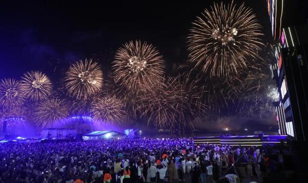 Pessoas durante queima de fogos na virada do ano novo do r&eacute;veillon em Copacabana.(Imagem:F&aacute;bio Motta/Prefeitura do Rio)