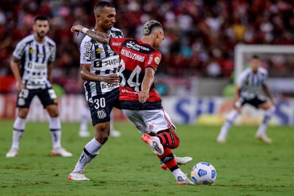 A partida foi marcada pelo duelo entre João Paulo e Gabriel, que teve o goleiro santista em vantagem.  Com o resultado, o Santos alcançou os 49 pontos, em 11º lugar, enquanto o Fla(Imagem:Reprodução)