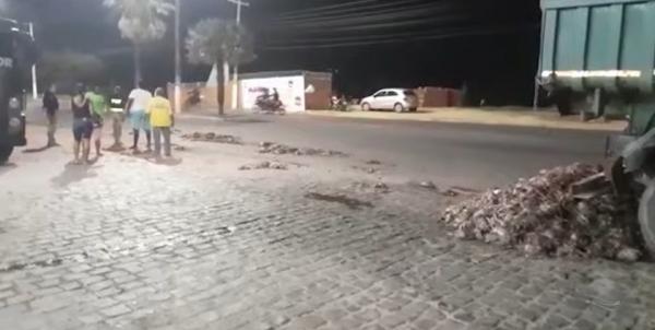 Galinhas ficam espalhadas na Avenida Calisto Lobo após caírem de caminhão em Floriano.(Imagem:Reprodução/Jornal da Tropical)