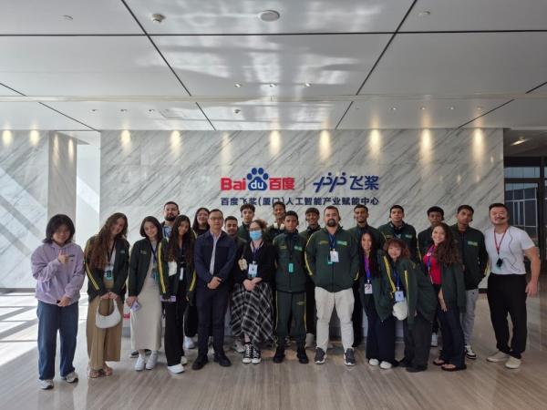 Os estudantes também conheceram hospitais, fábricas de veículos elétricos e centros de tecnologia.(Imagem:Ascom Seduc)