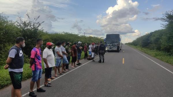 Durante a abordagem, os policiais revistaram as bagagens de todos os passageiros até encontrarem os 16 tabletes de maconha, pesando 10 kg, em uma das malas. Na bolsa havia ainda 10(Imagem:Reprodução)