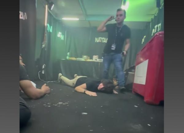 Na imagem, o cantor Nattanzinho deitado no chão para não ser atingido pelos disparos.(Imagem:Divulgação)