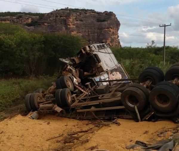 Ônibus e caminhão tombam e deixam quatro feridos em São Raimundo Nonato, Sul do Piauí.(Imagem:Divulgação /PM-PI)