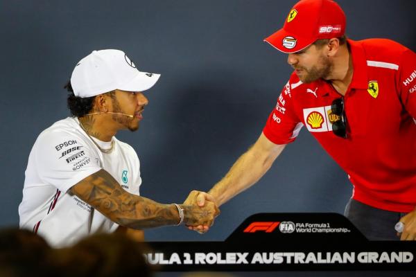 Hamilton e Vettel se unem contra pandemia e doam objetos para leilão da Cruz Vermelha(Imagem:Reprodução)