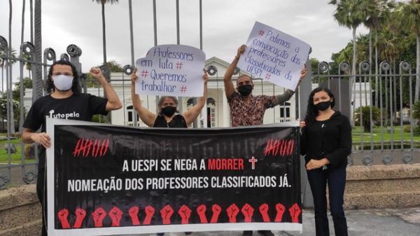 Professores aprovados em concurso da Uespi fazem manifestação em Teresina.(Imagem:Divulgação/Adcesp)