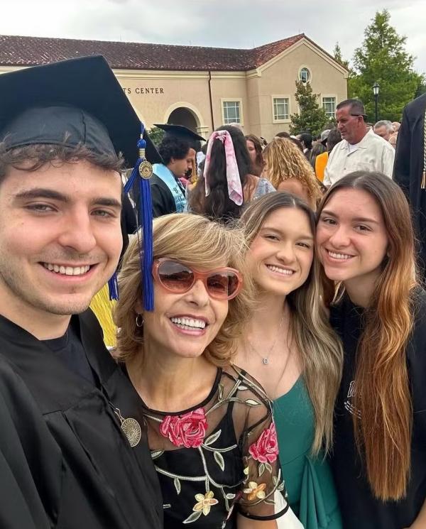 João Augusto Liberato com a mãe, Rose Miriam, e as irmãs, Sofia e Marina, nos Estados Unidos em 2024.(Imagem:Reprodução/Instagram)