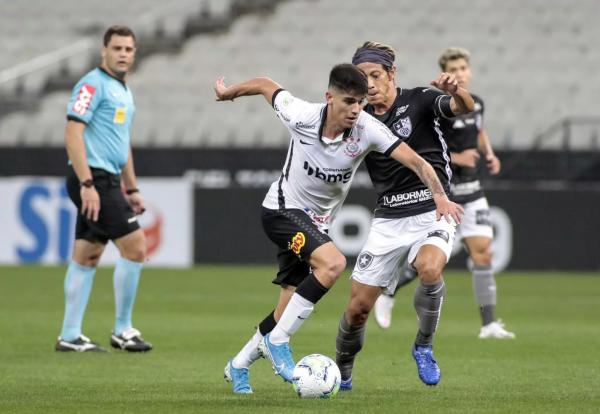 Disputa de bola durante partida entre Corinthians e Botafogo, neste sábado.(Imagem:Rodrigo Coca/Agência Corinthians)