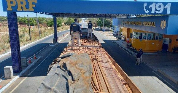 PRF apreende carregamento de madeira ilegal na BR-230 em Floriano(Imagem:PRF-PI)