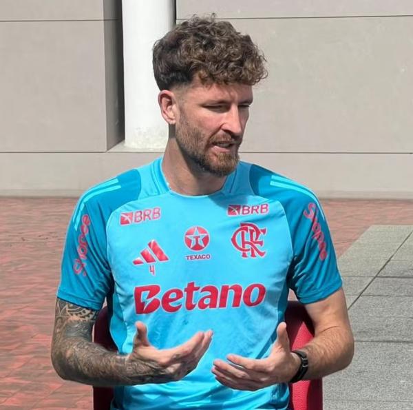 Léo Pereira em entrevista no Ninho do Urubu.(Imagem:Letícia Marques / ge)