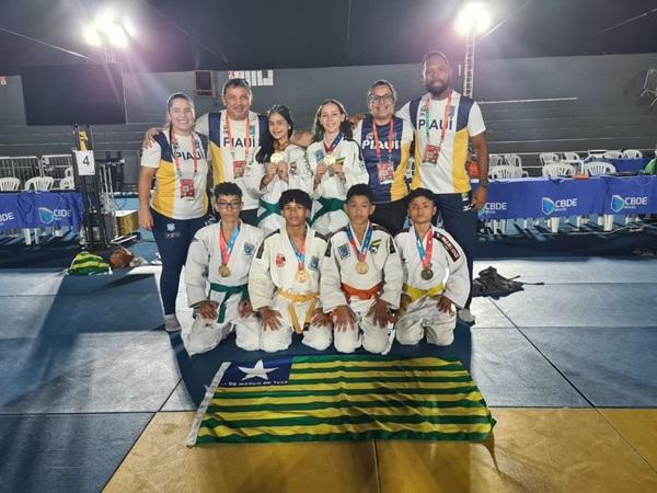 Além das medalhas de ouro, o judoca Pedro conquistou o terceiro lugar e ficou com o bronze. Kelly Francinayra, do atletismo, ficou em segundo e ganhou a prata no arremesso de peso.(Imagem:Divulgação/Governo do Piauí)
