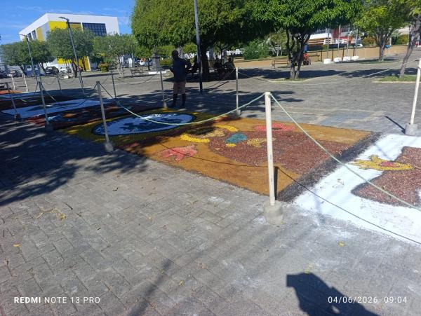 Jovens da Diocese de Floriano confeccionam tapetes de Corpus Christi em demonstra&ccedil;&atilde;o de f&eacute; e devo&ccedil;&atilde;o.(Imagem:FlorianoNews)