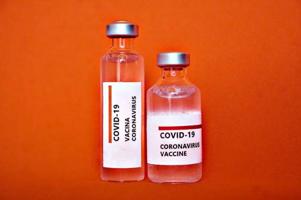 A Coronavac, vacina contra Covid-19 que integra o programa de imunização dos governos federal e paulista, deve receber autorização da OMS (Organização Mundial de Saúde) para uso em(Imagem:Reprodução)