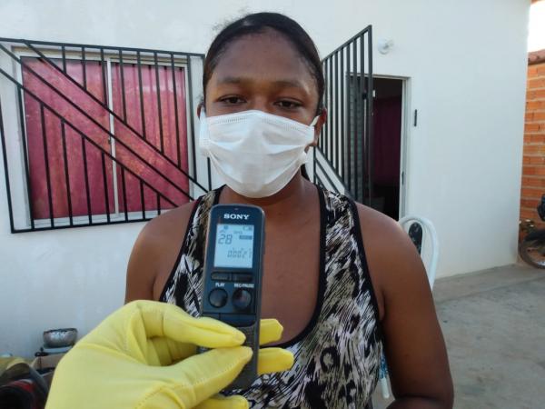 Auxiliar de Serviços Gerais, Eliana, teve a casa destruída após incêndio no bairro Cajueiro II, em Floriano.(Imagem:FlorianoNews)