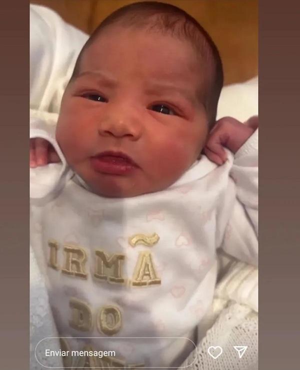 Mavie, filha de Neymar e Bruna Biancardi, aparece de olhos abertos pela primeira vez.(Imagem:Reprodução/Instagram)
