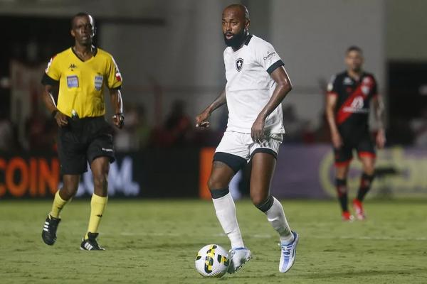 No ano passado, Chay marcou os três gols do Botafogo no jogo contra o Cruzeiro, pelo primeiro turno da Série B 2021. O meia chega à capital mineira no início da próxima semana para(Imagem:Reprodução)