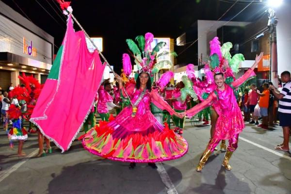 Desfile de escolas de samba e shows na beira-rio marcam o último dia do Carnaval de Floriano.(Imagem:Secom)