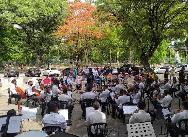  Apresentação da Orquestra Sinfônica de Teresina diante do Palácio da Cidade.(Imagem:Illana Serena/g1 )