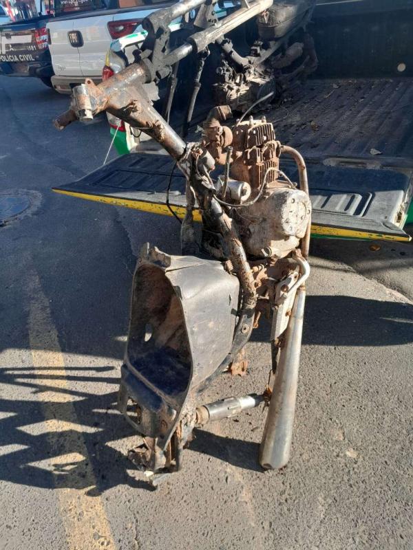 Polícia Militar de Floriano encontra motocicletas queimadas após denúncia.(Imagem:Divulgação)