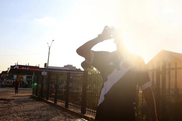 Homem bebe água debaixo de sol forte no Centro de Teresina.(Imagem:Pedro Lima/g1)