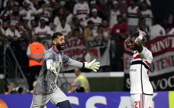  Méndez lamenta o pênalti perdido que decretou a eliminação do São Paulo.(Imagem:Marcos Ribolli )