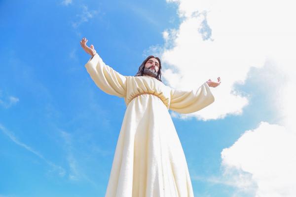 Prefeito agradece a Ciro Nogueira ao entregar obra com imagem de Jesus Cristo (Imagem:Ascom)