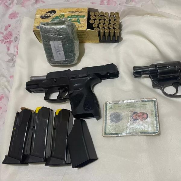 Foram apreendidas duas armas, munições, documento falso e um tablete de cocaína.(Imagem:Divulgação/PC-PI)