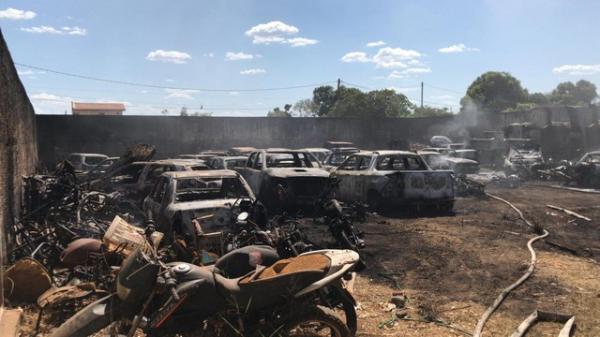 Pátio com veículos destruídos após o incêndio em Timon.(Imagem:Divulgação/Polícia Civil)