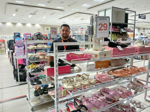 Jhoney Monteiro, chefe do setor de cal&ccedil;ados do Armaz&eacute;m Para&iacute;ba.(Imagem:FlorianoNews)