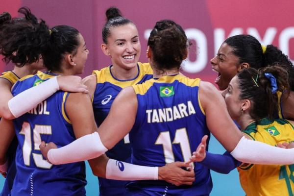 Seleção feminina de vôlei bate forte Sérvia e lidera grupo em Tóquio(Imagem:Divulgação)