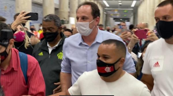 Rogério Ceni chega ao Rio para assinar com o Flamengo.(Imagem:Cahê Mota / ge)