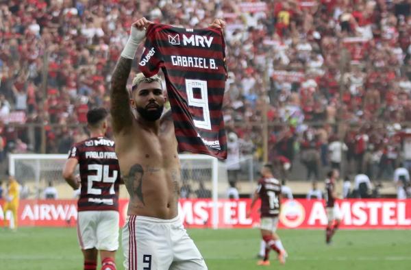  Gabigol mostra camisa após gol na final da Libertadores.(Imagem:Getty Images )