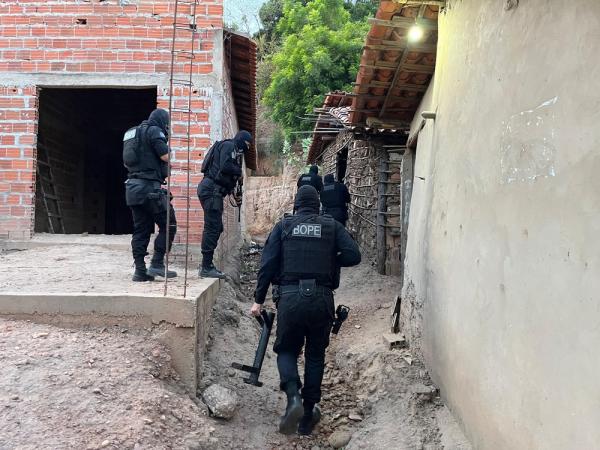 Policiais fazem buscas em casas de suspeitos de envolvimento com facções criminosas em Teresina.(Imagem:Polícia Civil)