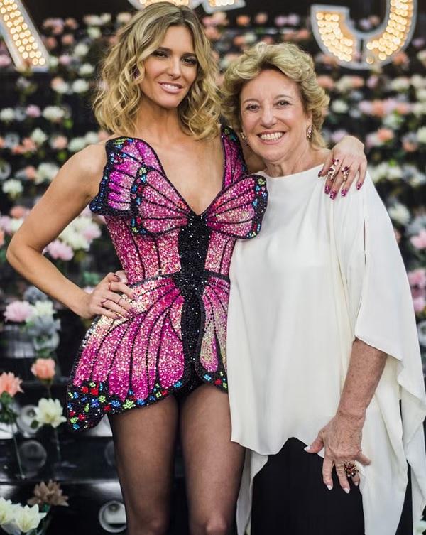 Fernanda Lima abraça sua mãe, dona Teca.(Imagem:Caiuá Franco / TV Globo)