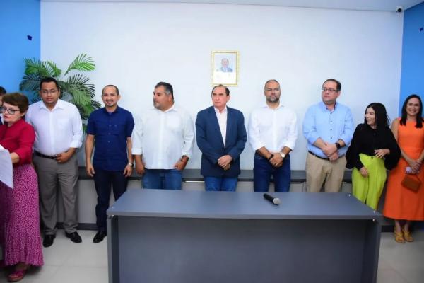 Poder Legislativo de Floriano participa da posse de novos secretários municipais   Nesta terça-feira, 9 de abril, assumiram cargos no primeiro escalão da Prefeitura de Floriano, ci(Imagem:CMF)