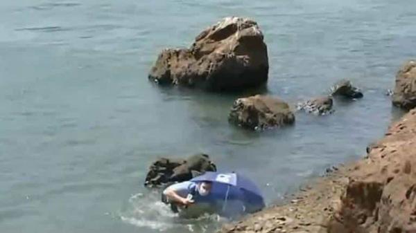 Repórter da Globo cai em rio durante entrada ao vivo em telejornal(Imagem:Reprodução)