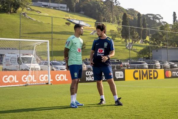 Diniz conversa com Bruno Guimarães, um de seus homens de confiança.(Imagem:CBF)