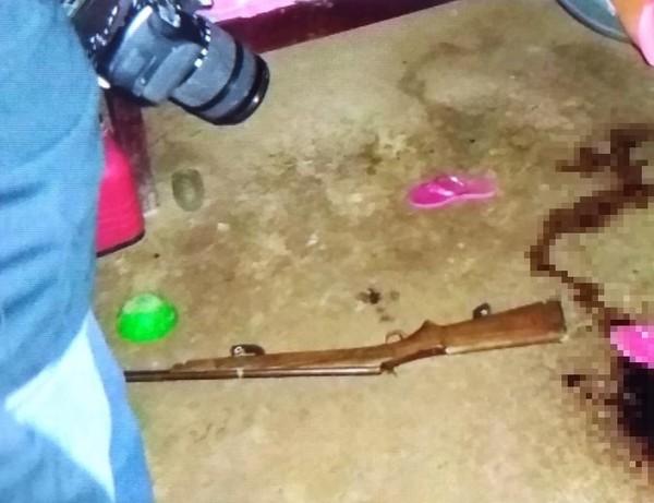 Arma que teria utilizada no crime foi encontrada próximo do corpo da mulher.(Imagem:Divulgação/PM-PI)