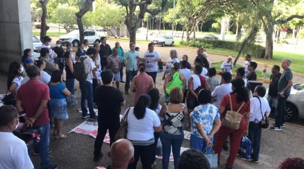 Médicos fazem ato contra administração de hospitais estaduais por entes privados no Piauí.(Imagem:Lívia Ferreira /g1)