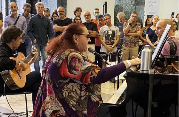 Cida Moreira segue toadas nobres ao cantar modinhas no II 